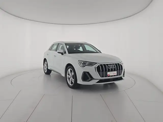 Audi Q3 view 6