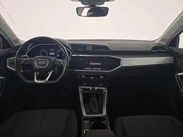 Audi Q3 view 11