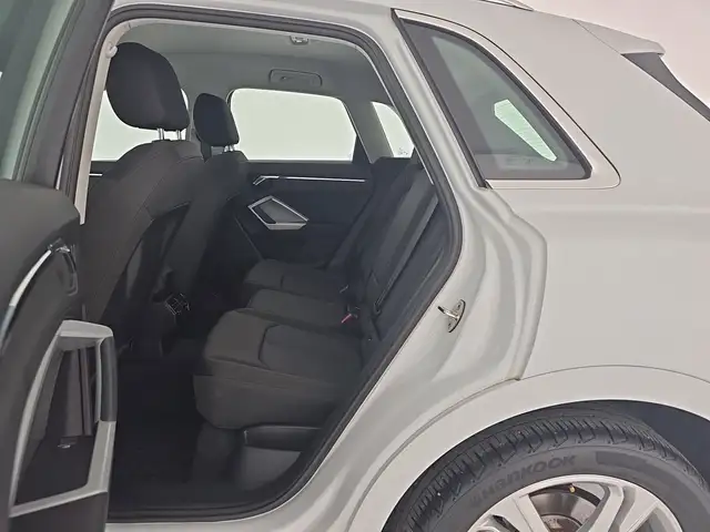 Audi Q3 view 10
