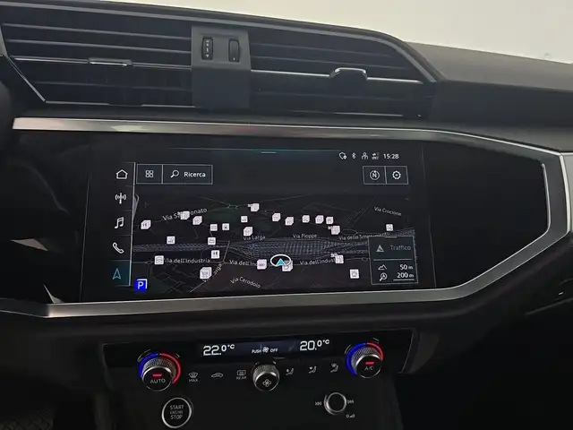 Audi Q3 view 13