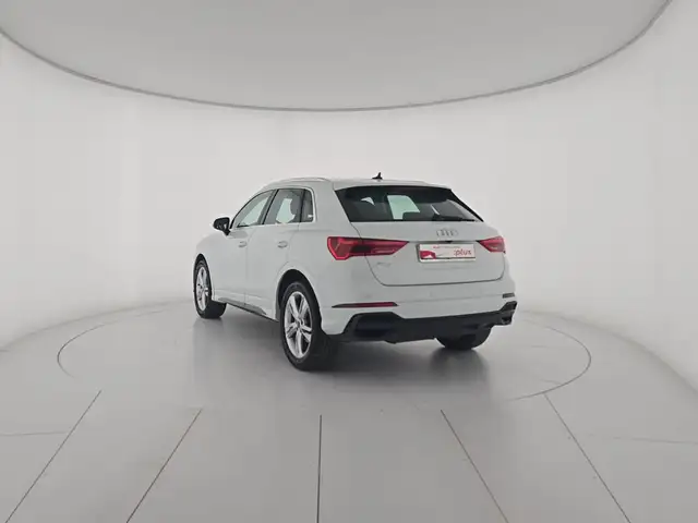 Audi Q3 view 3