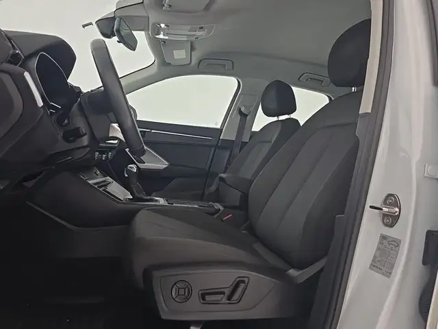 Audi Q3 view 9