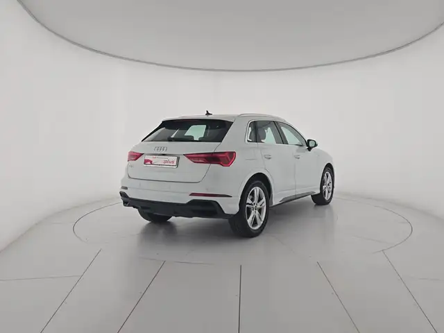 Audi Q3 view 5