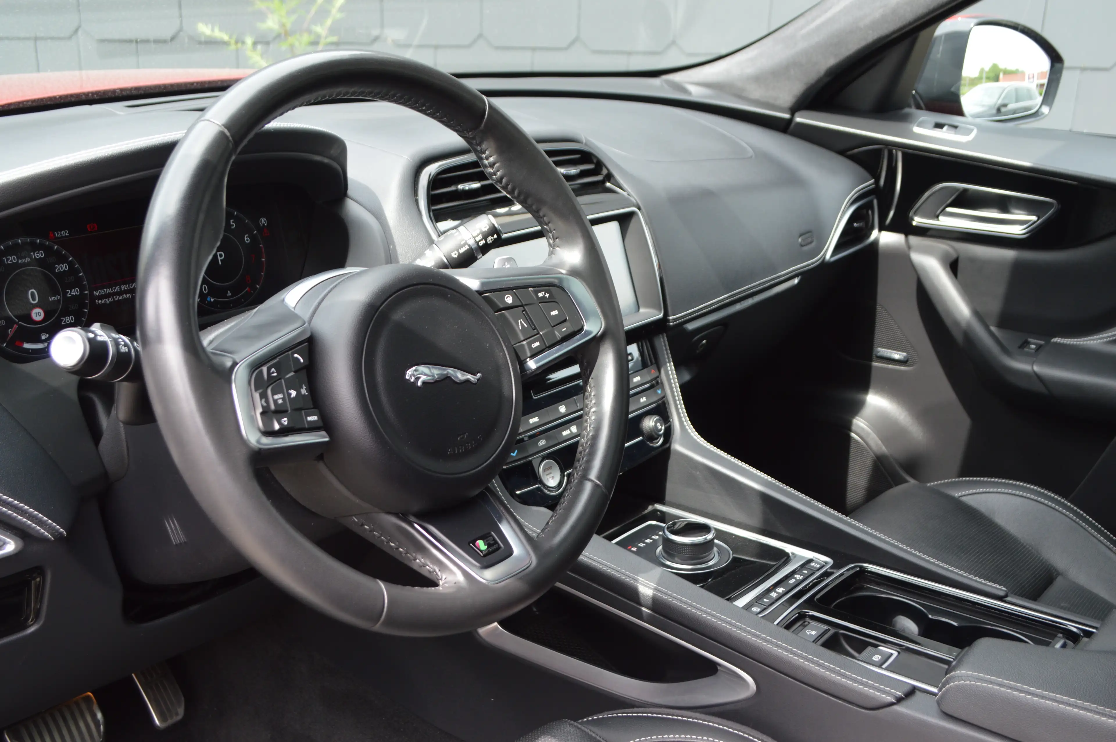 Jaguar F-Pace 2.0 T AWD R-Sport 1HND Full Maintenance book ! — photo 6