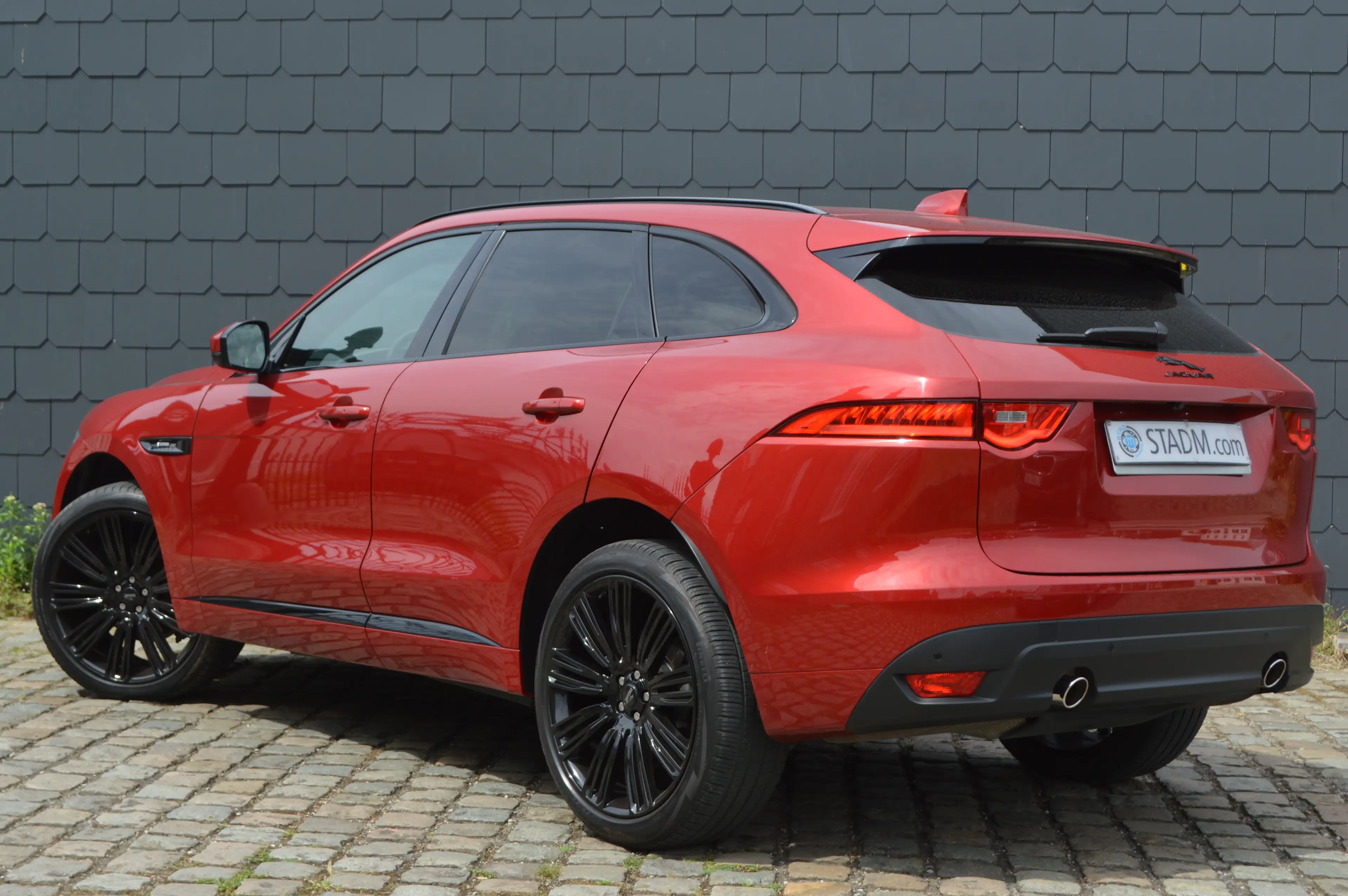 Jaguar F-Pace 2.0 T AWD R-Sport 1HND Full Maintenance book ! — photo 3