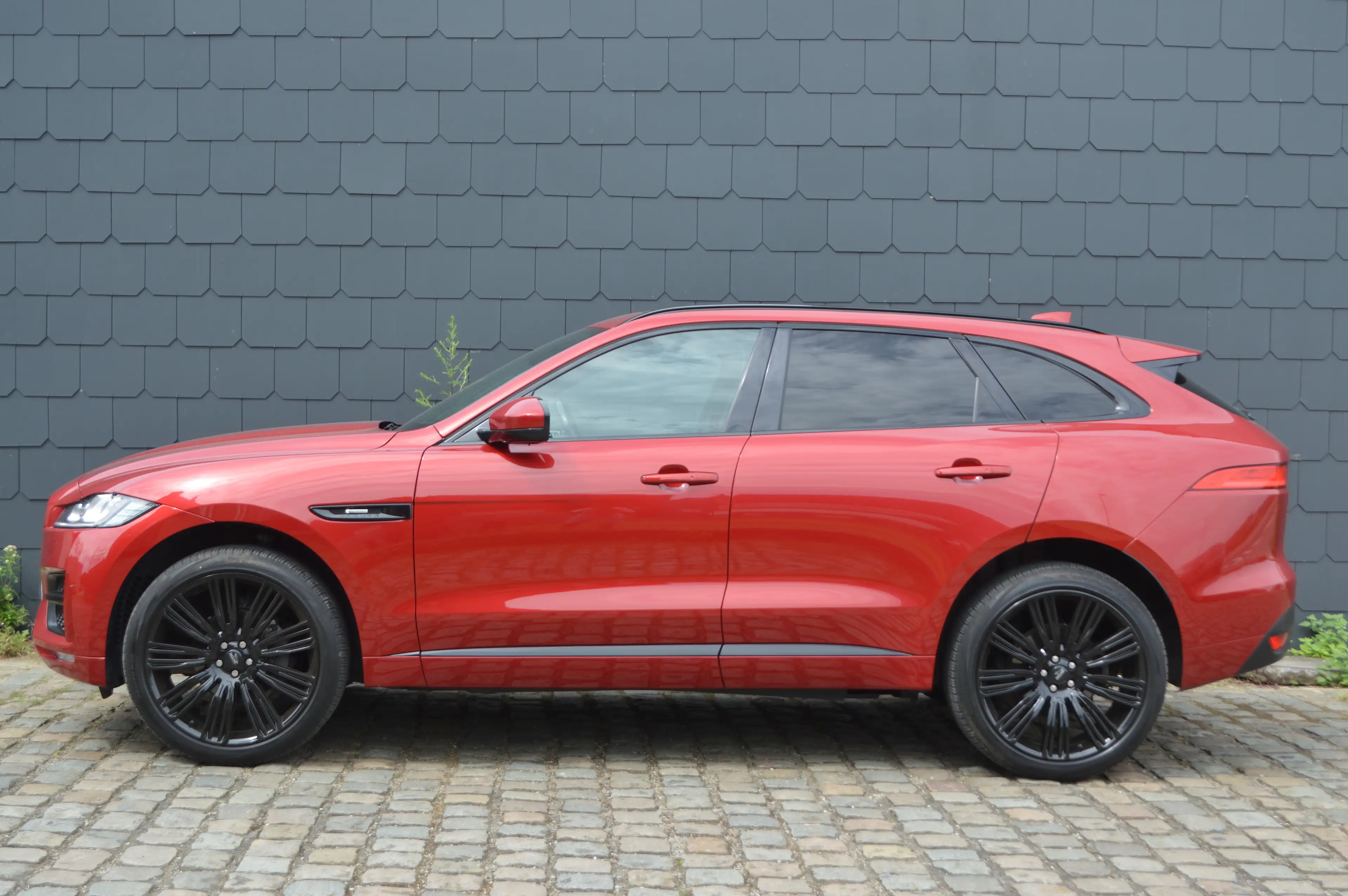 Jaguar F-Pace 2.0 T AWD R-Sport 1HND Full Maintenance book ! — photo 2