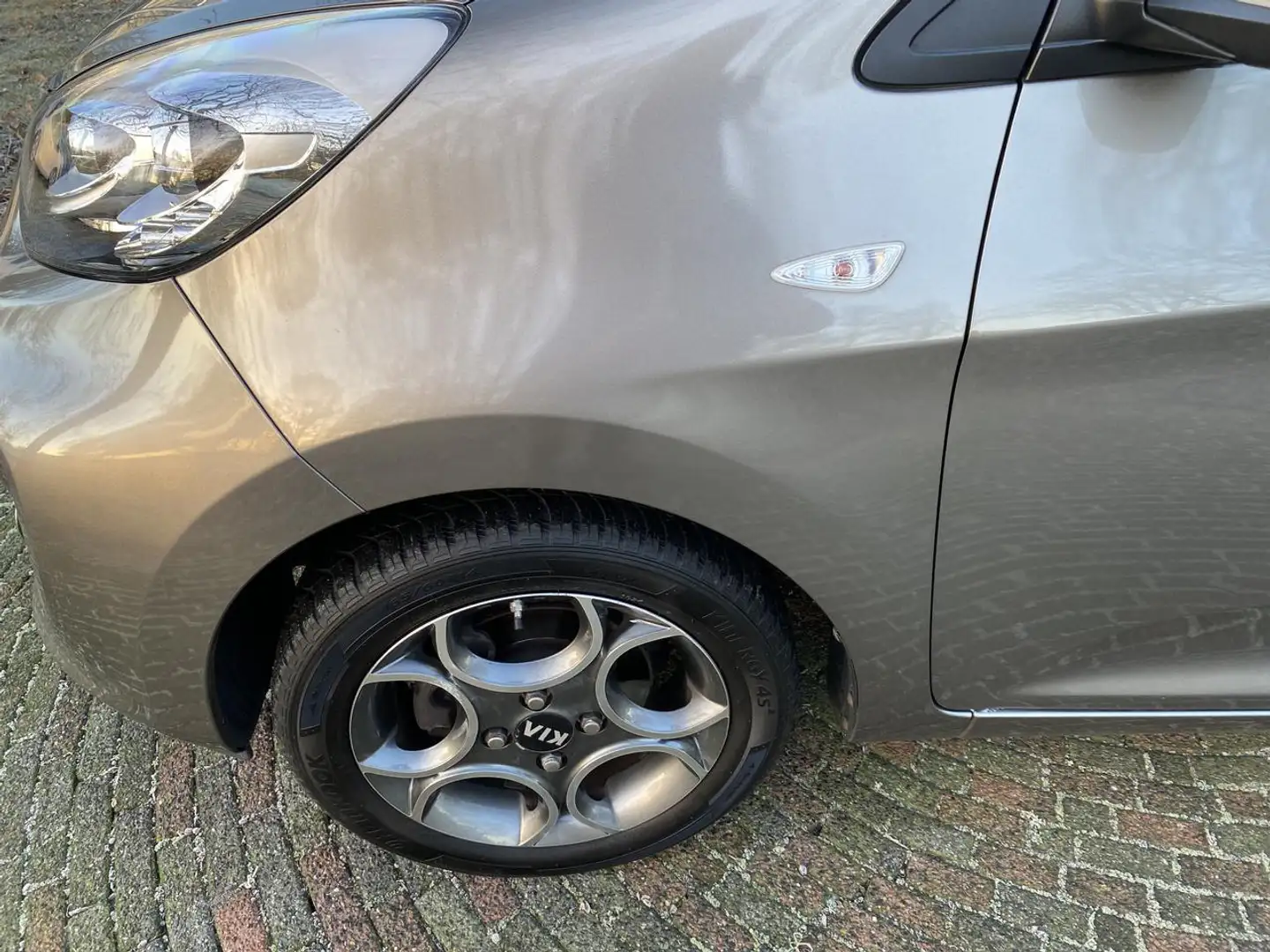 Kia Picanto 1.0 CVVT COMFORTPLUSLINE 5DRS NL AUTO. Grau - 2