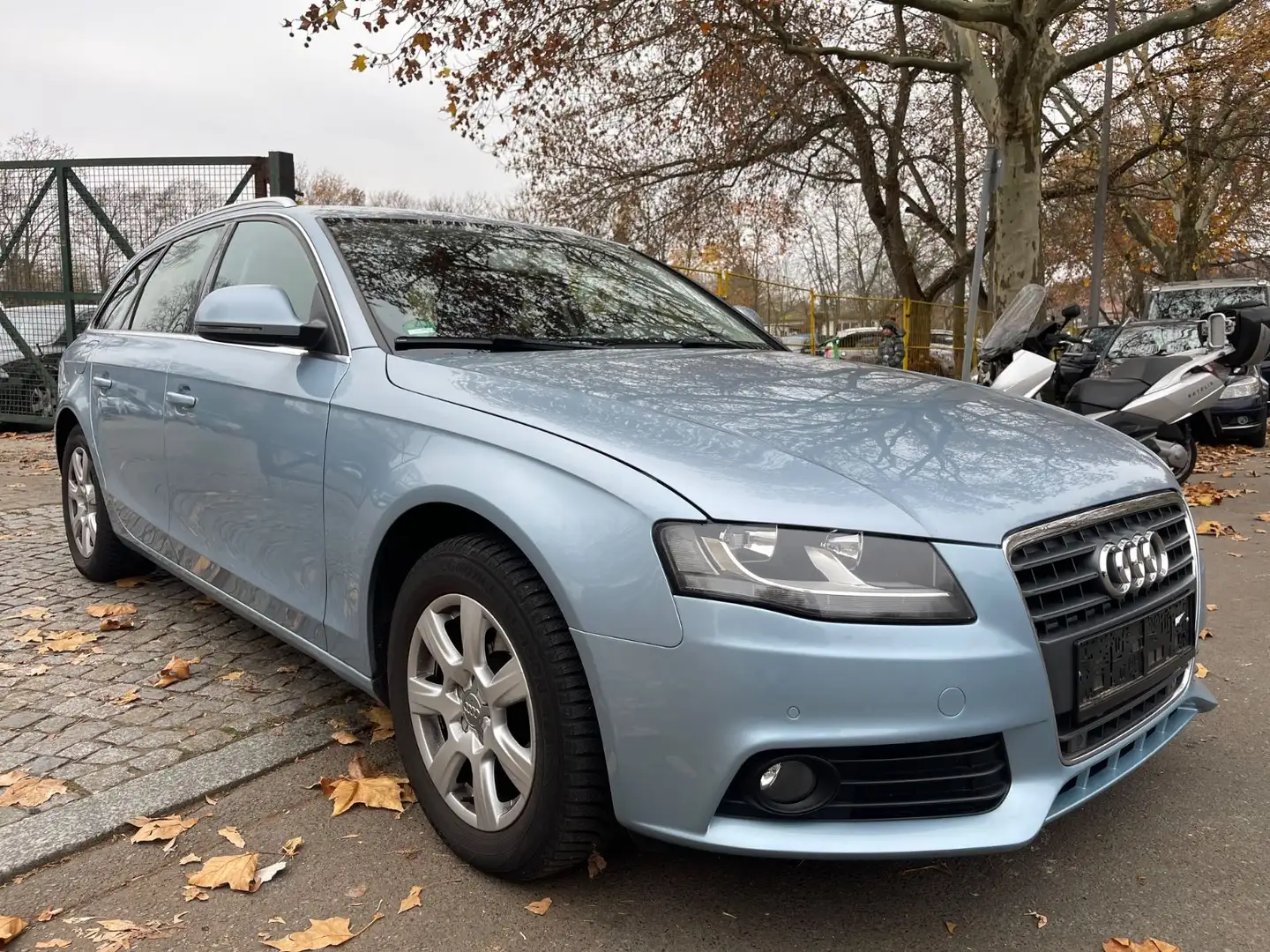Audi A4 Avant Ambiente Blau - 2