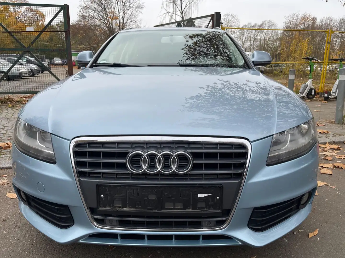 Audi A4 Avant Ambiente Blau - 1