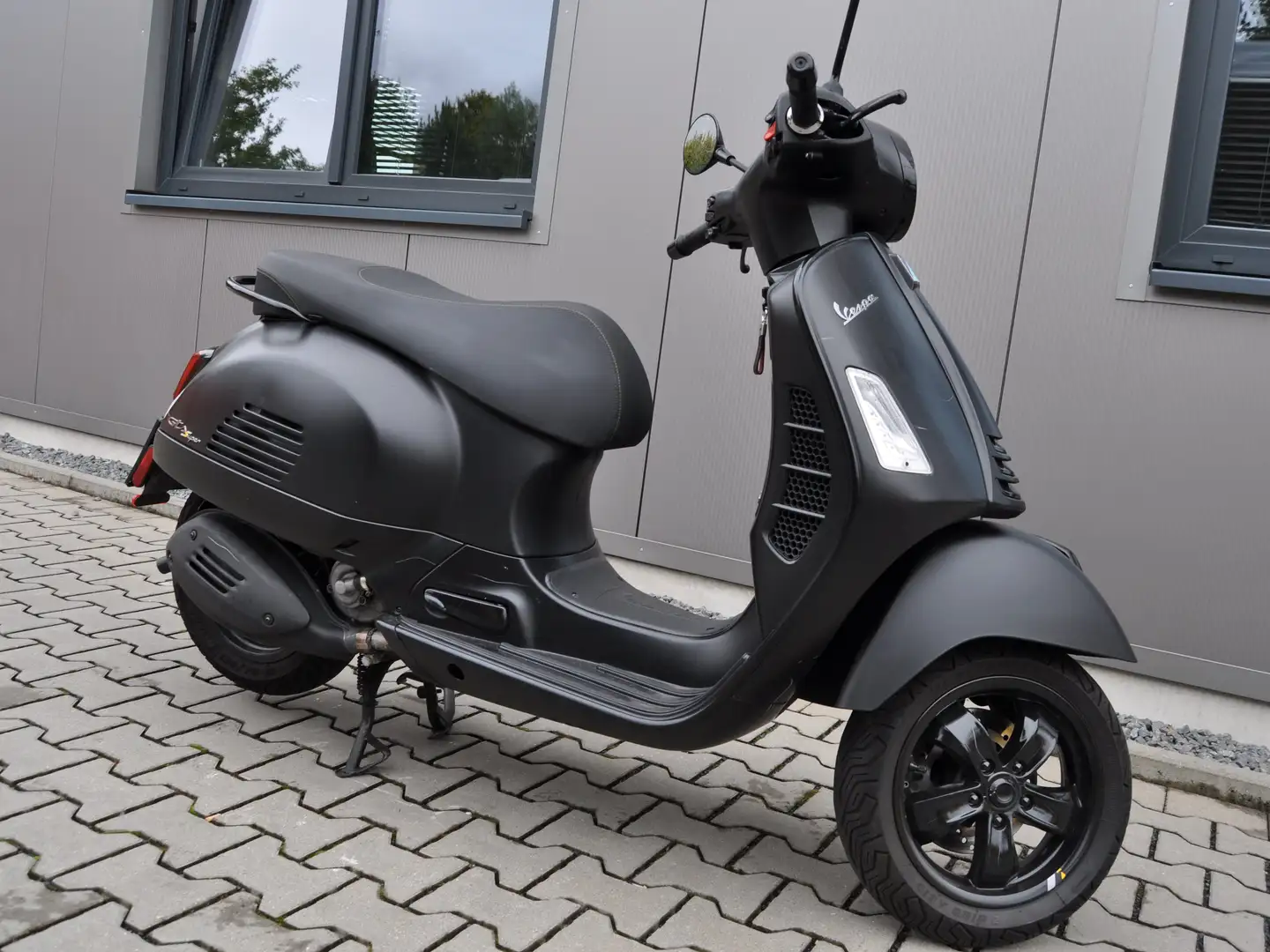 Vespa GTS Super Tech 300 Noir - 1