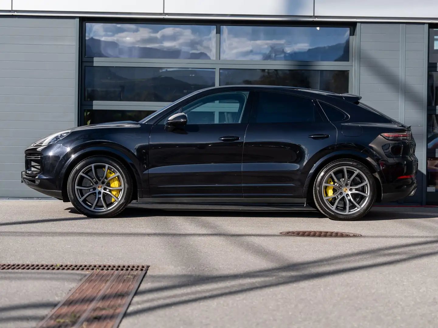 Porsche Cayenne Turbo S E-Hybrid Coupé Schwarz - 2