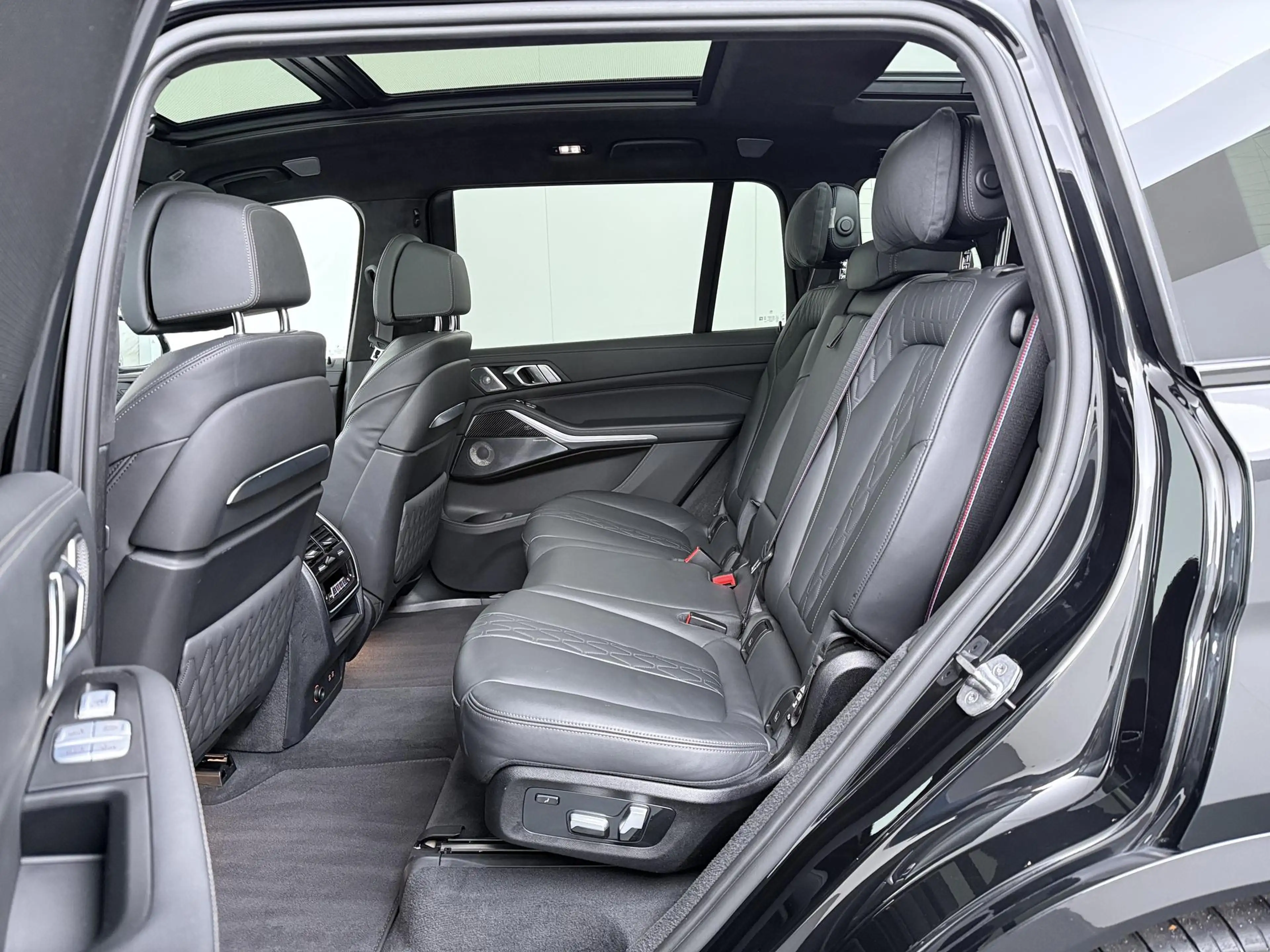 BMW X7 M60i xDrive | M-Sport Pro | Sky Lounge | Bowers & — photo 14