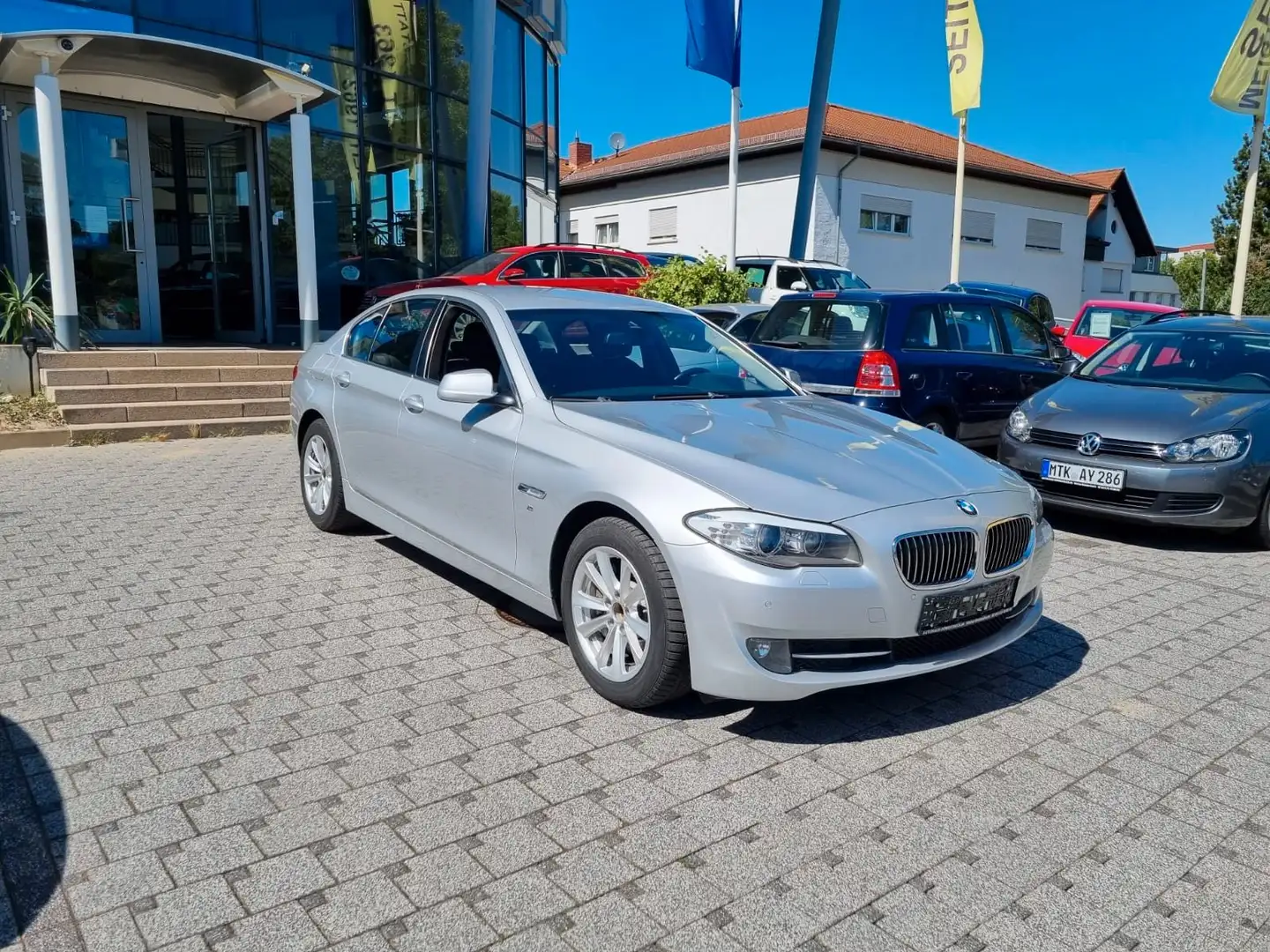 BMW 530 i Lim. Aut. Navi BI-Xenon Head-Up Sithz. Temp Stříbrná - 2