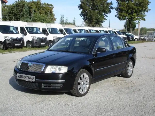 Skoda Superb Elegance Navi Leder Memory Sitze Bi-Xenon Klimaaut
