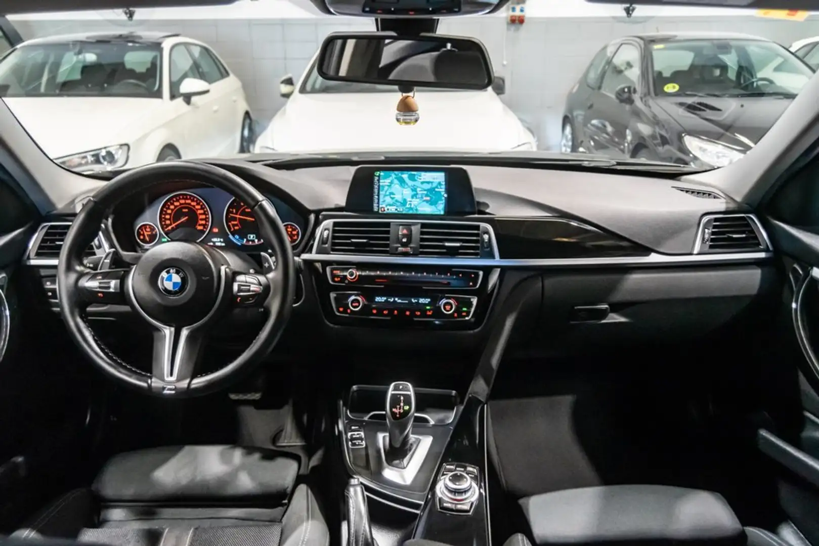 BMW Active Hybrid 3 330d xDrive Touring Zwart - 2