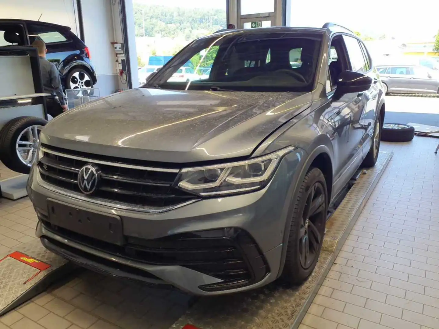 Volkswagen Tiguan Allspace 2.0TDI DSG R-Line 4M +AHK+360°+ Grau - 2