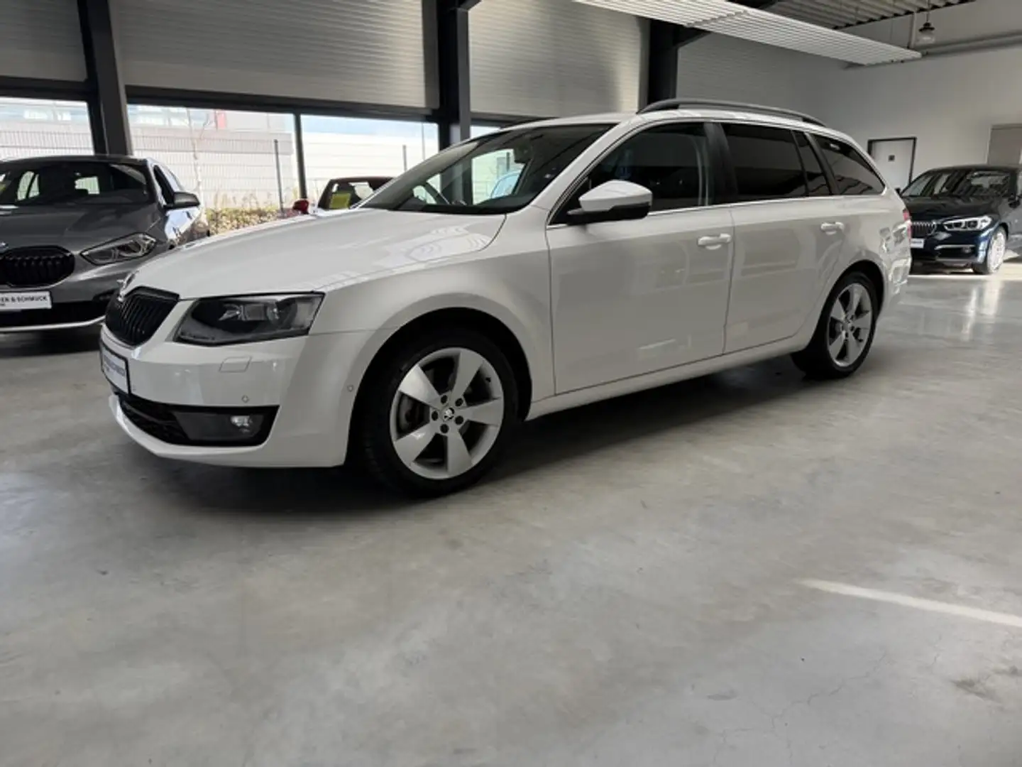 Skoda Octavia COMBI ELEGANCE 4X4 DSG+NAV+XENON+STANDHE Wit - 1