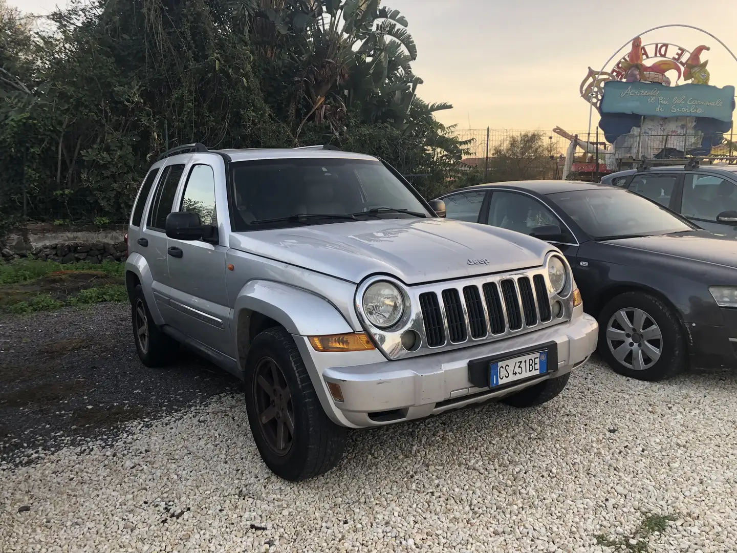 Jeep Cherokee 5p 2.8 diesel Gris - 2