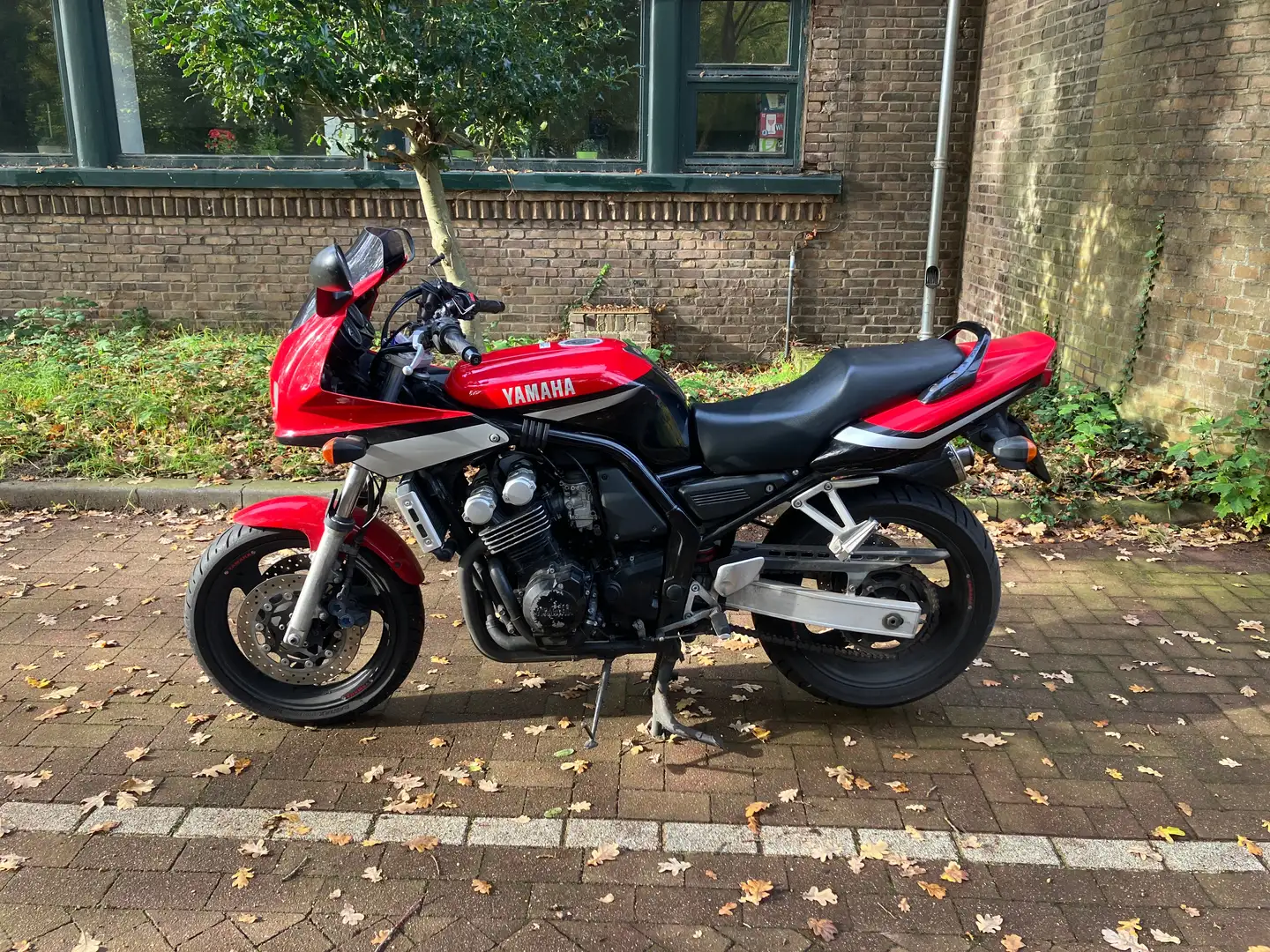 Yamaha FZS 600 Rood - 1