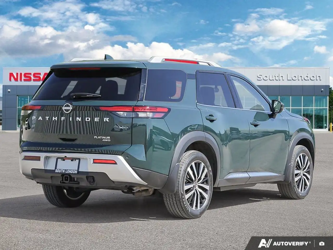 Nissan Pathfinder снимка Nissan Pathfinder
