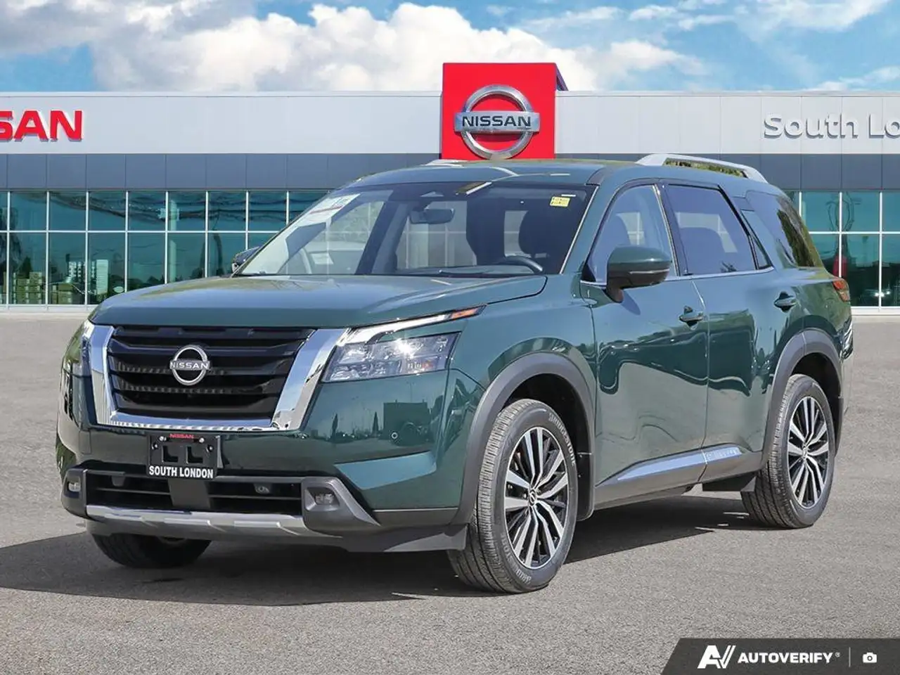 Nissan Pathfinder снимка Nissan Pathfinder
