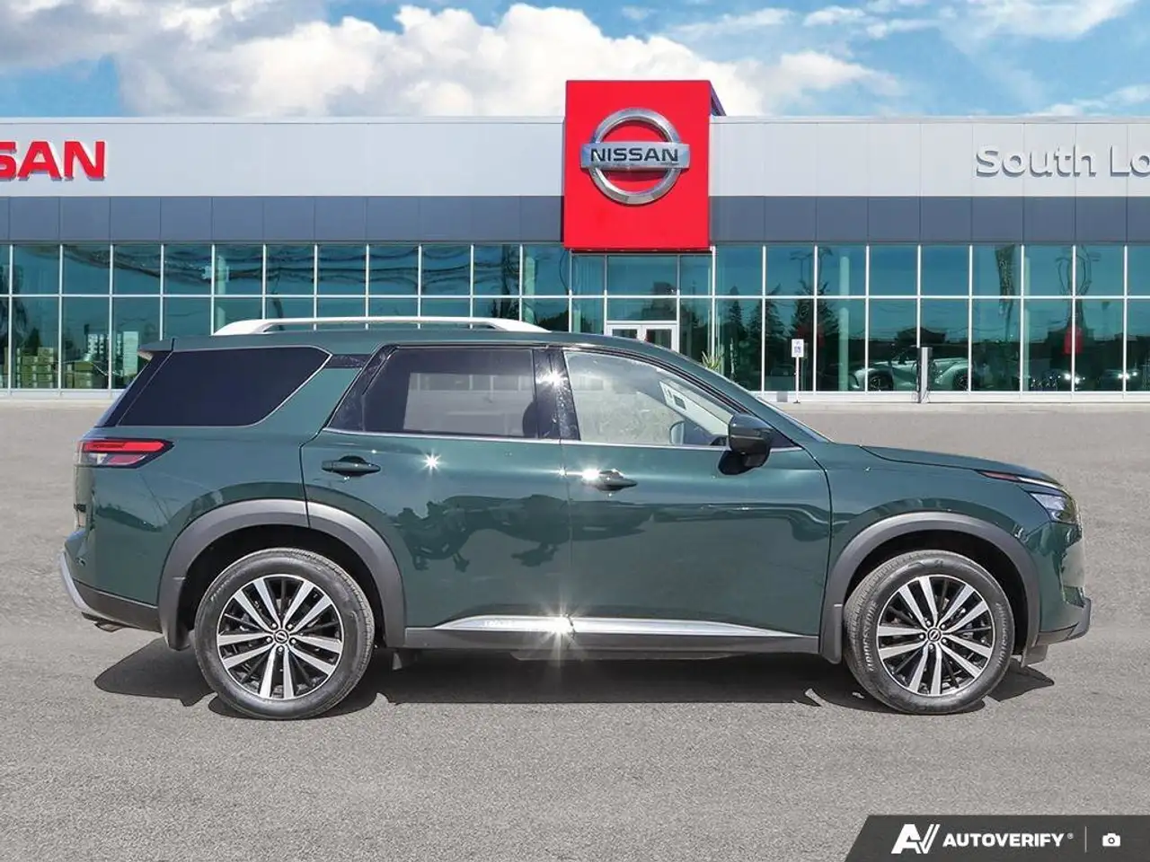 Nissan Pathfinder снимка Nissan Pathfinder