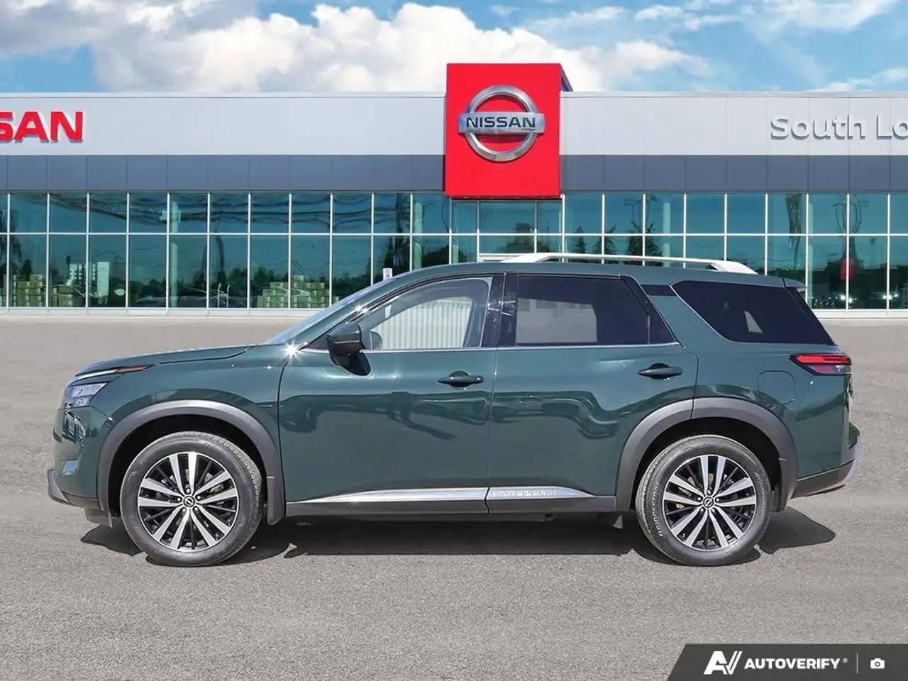 Nissan Pathfinder снимка Nissan Pathfinder