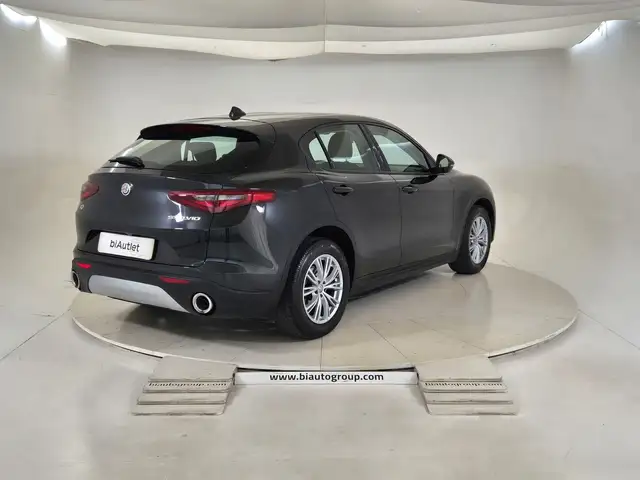 Alfa Romeo Stelvio view 4