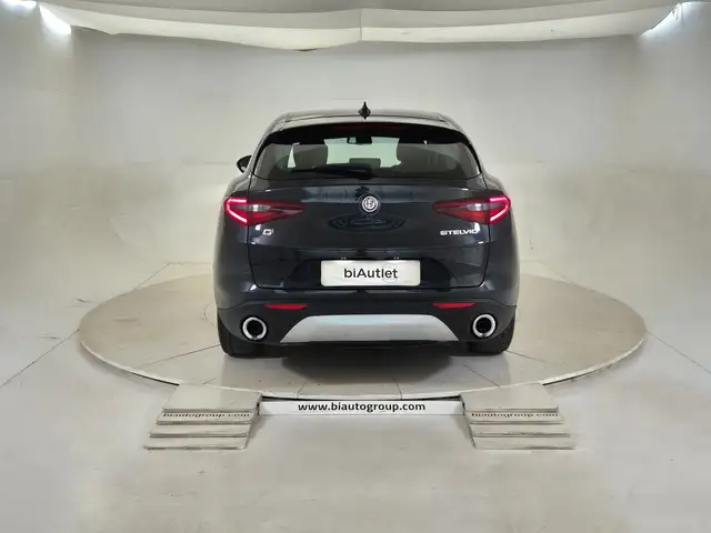 Alfa Romeo Stelvio view 3