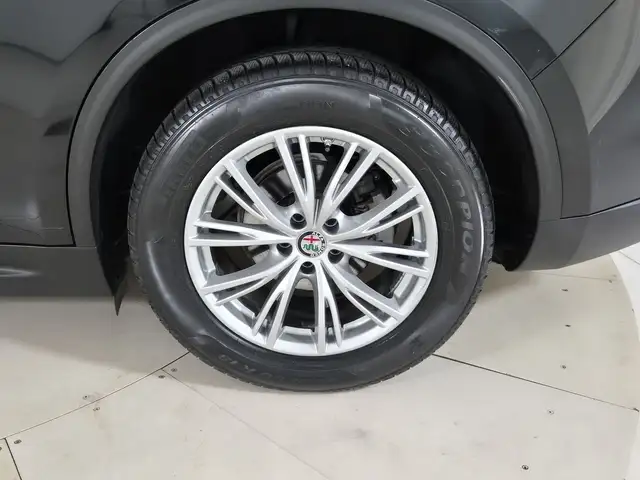 Alfa Romeo Stelvio view 14