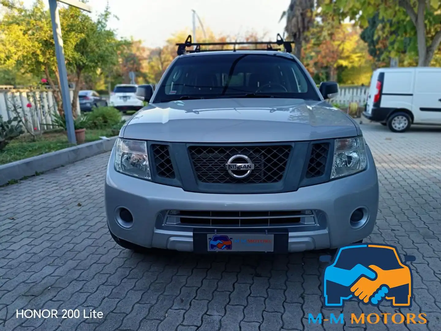 Nissan Navara 2.5 dCi 190CV 4 porte Double Cab Sport Grigio - 2