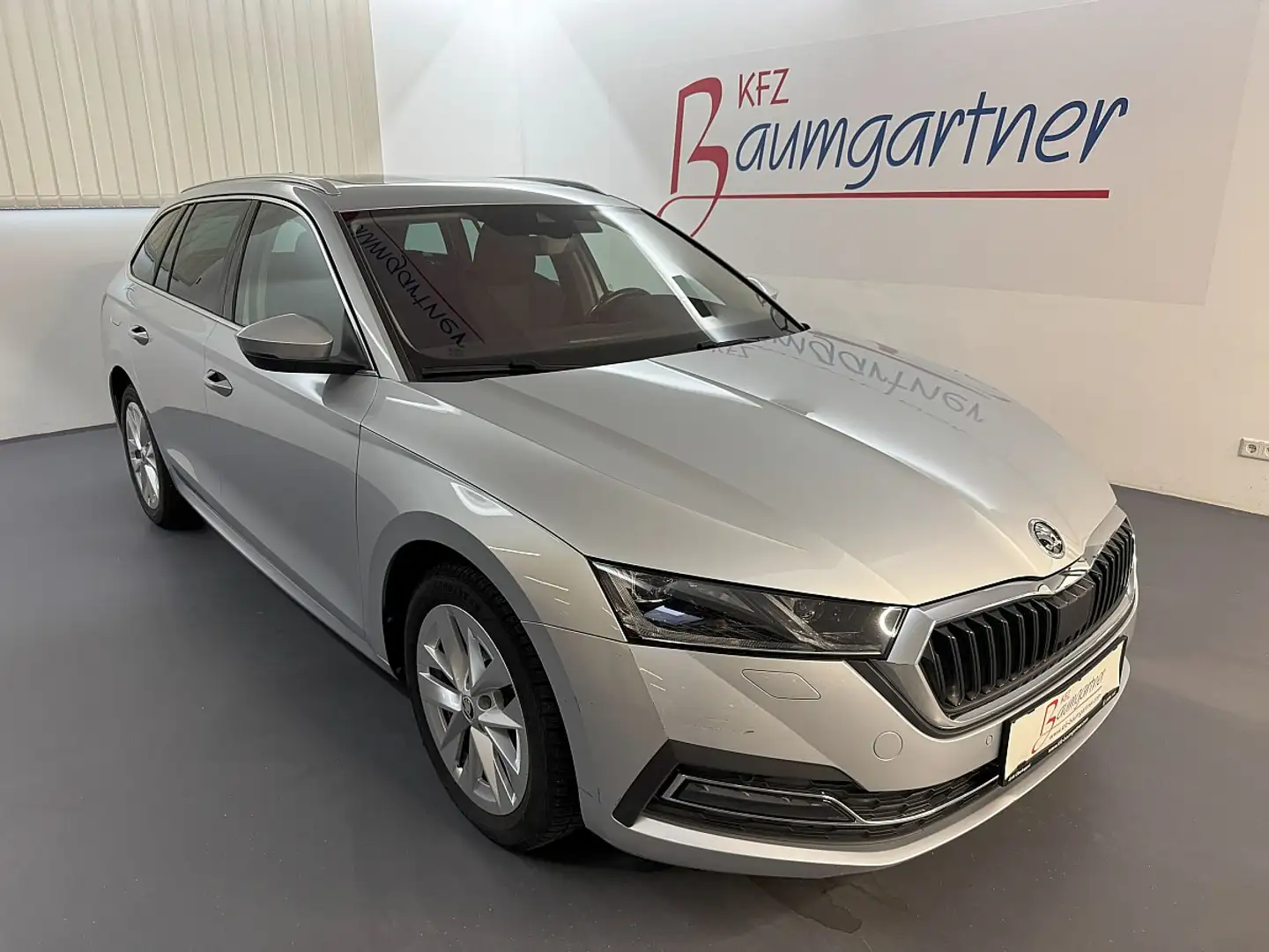 Skoda Octavia Combi 2,0TDI DSG Style *LED*NAVI*PANO*Virtual*S... Silber - 1