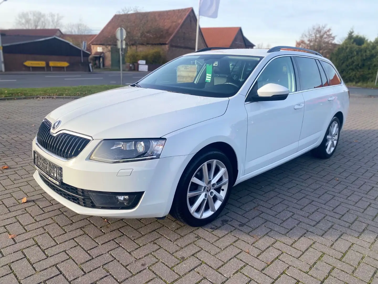 Skoda Octavia Combi Style 2.Hand LED,AHK,NAVI,BI-Xenon Weiß - 1