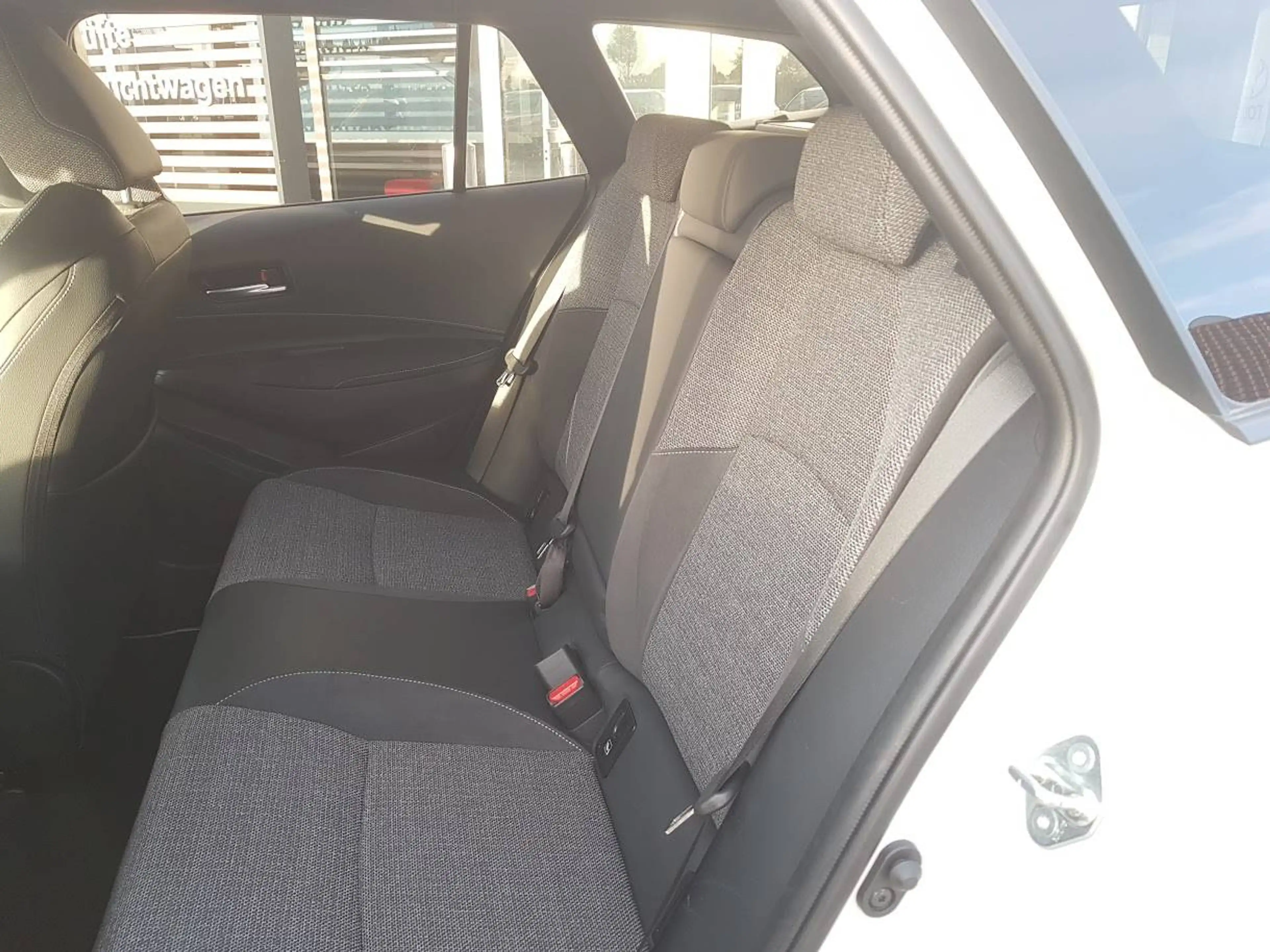 Toyota Corolla 2.0 Hybrid  - Teamplayer - mit Technik-Paket, auf Ganzjahresreifen — photo 9