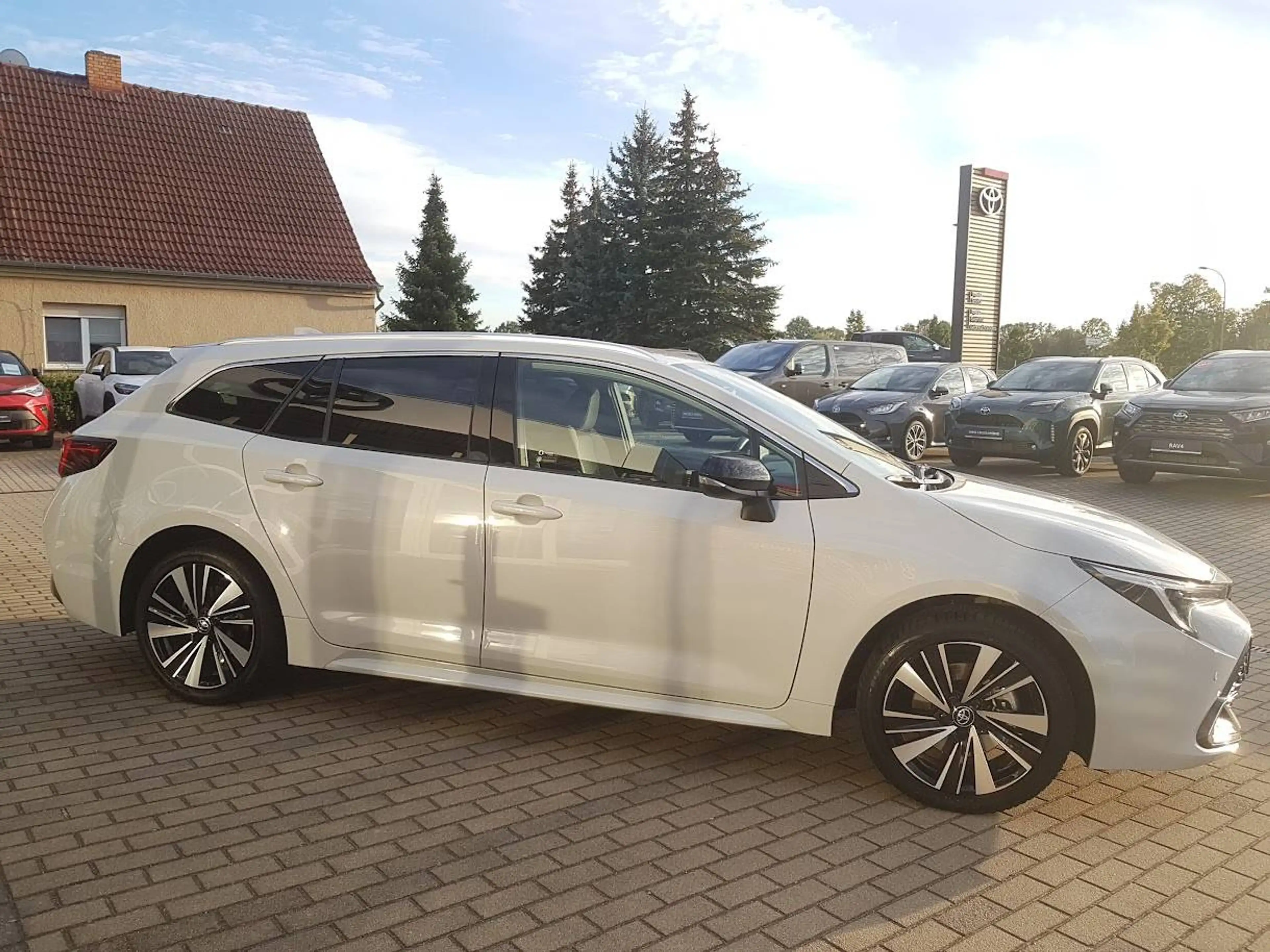 Toyota Corolla 2.0 Hybrid  - Teamplayer - mit Technik-Paket, auf Ganzjahresreifen — photo 4