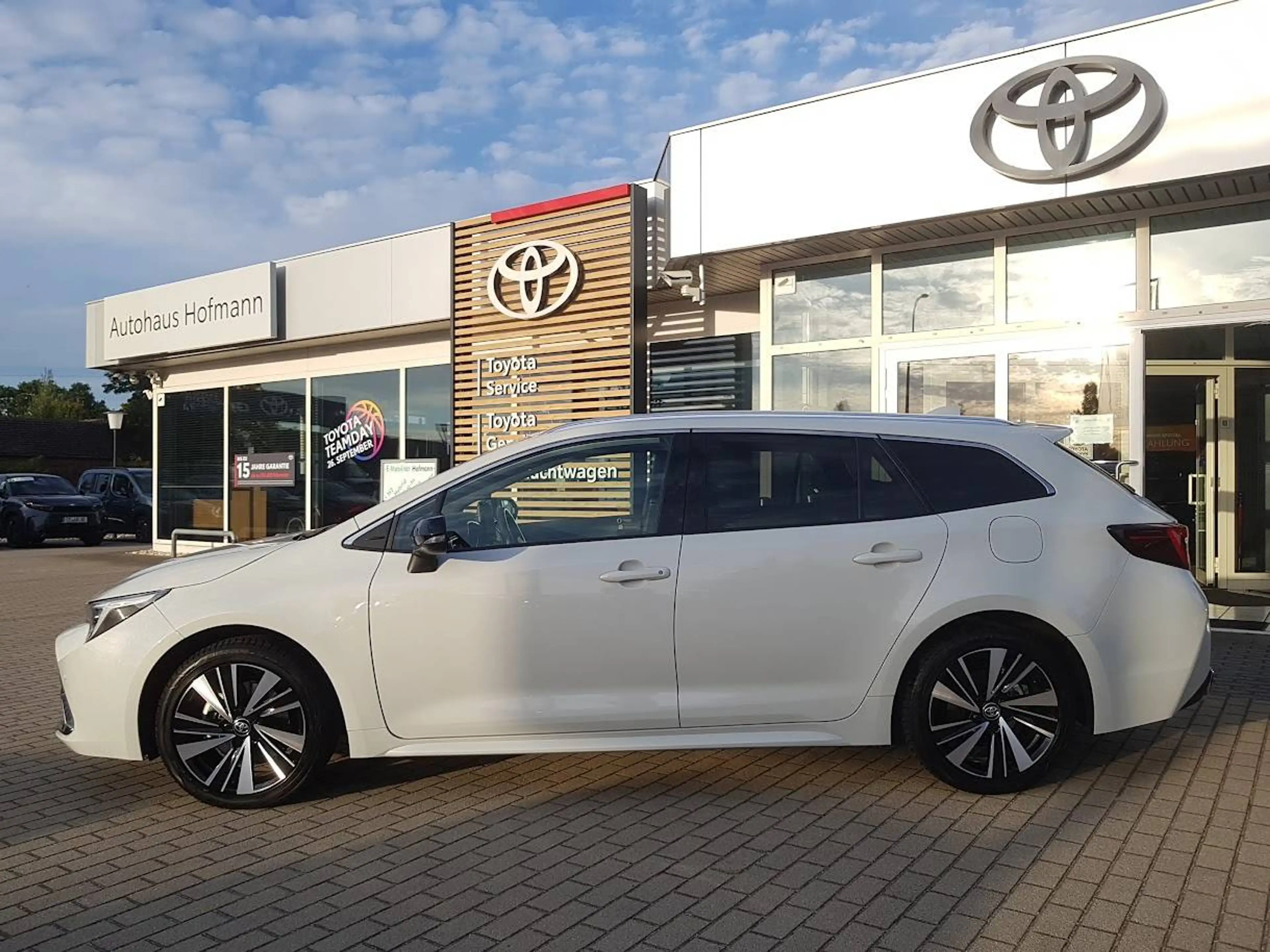 Toyota Corolla 2.0 Hybrid  - Teamplayer - mit Technik-Paket, auf Ganzjahresreifen — photo 2