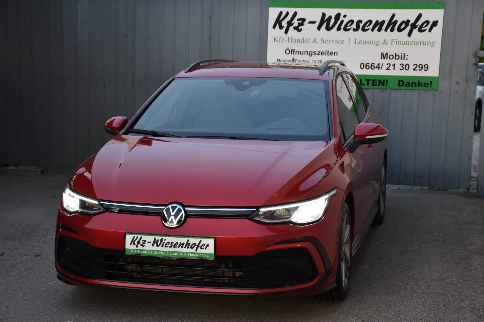 Volkswagen Golf VIII 1.5 TSI R-Line innen+außen / Anhängerkupplun Rot - 2