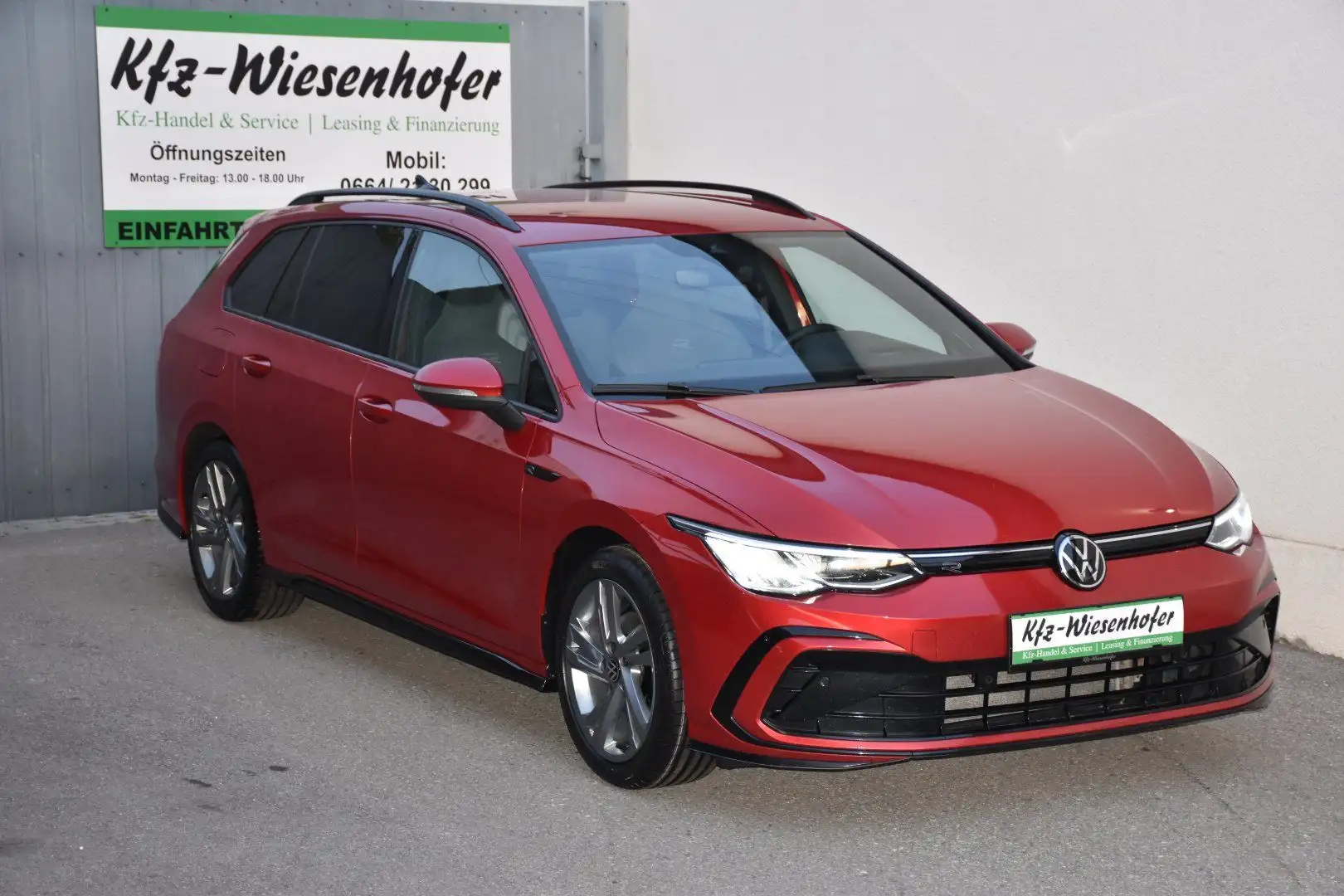 Volkswagen Golf VIII 1.5 TSI R-Line innen+außen / Anhängerkupplun Rot - 1