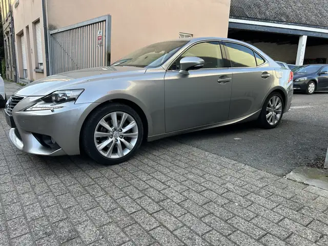 Lexus IS 300 IS 300h 2.5i Privilege Line E-CVT 12 mois de garantie