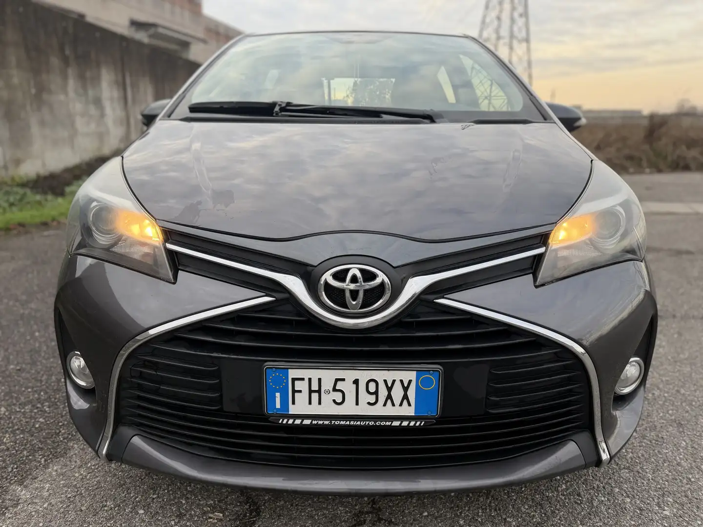 Toyota Yaris Yaris III 2015 5p 1.0 Lounge my16 Gris - 1