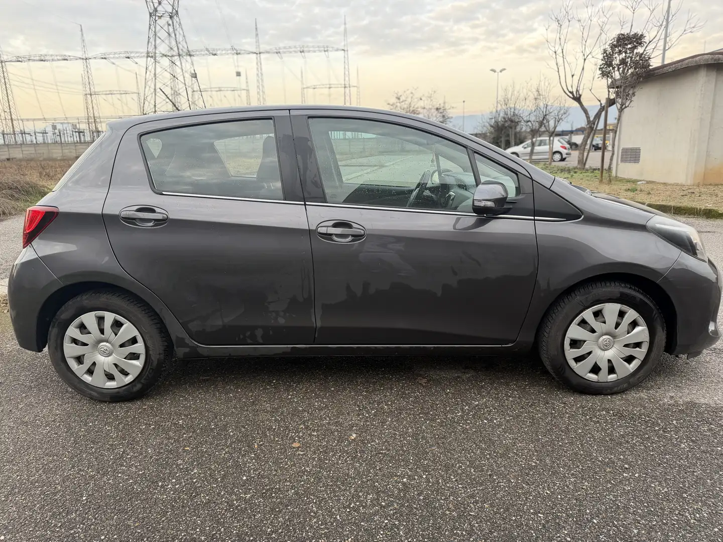 Toyota Yaris Yaris III 2015 5p 1.0 Lounge my16 Gris - 2
