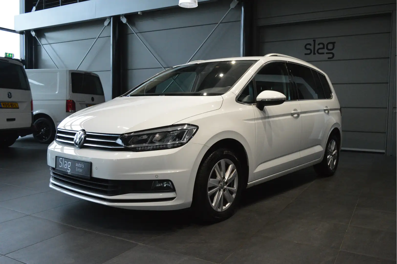 Volkswagen Touran 1.5 TSI Highline navi clima cruise led pdc 150 pk Wit - 2
