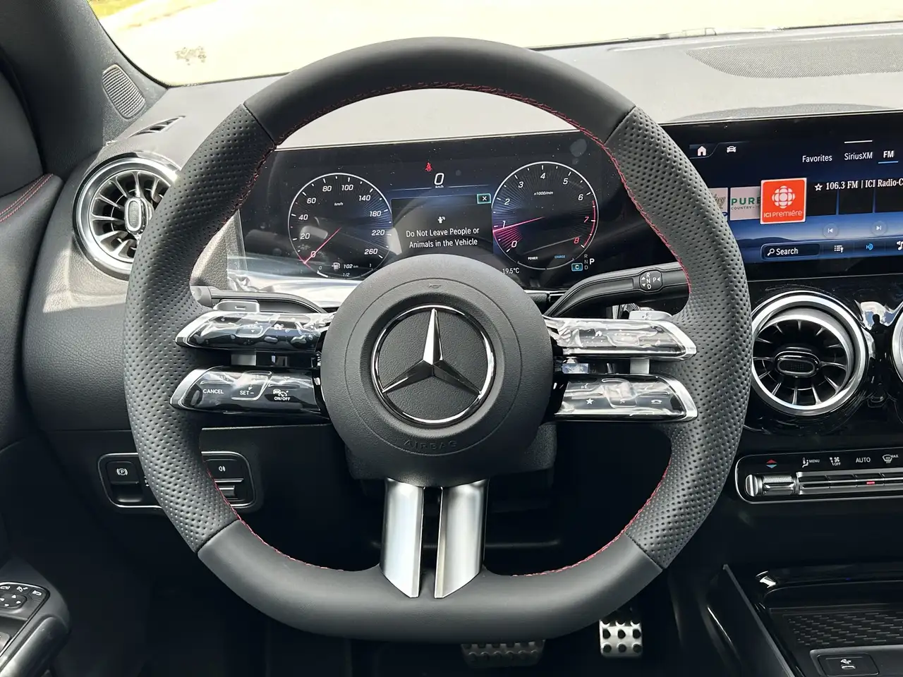 Mercedes-Benz GLA снимка Mercedes-Benz GLA