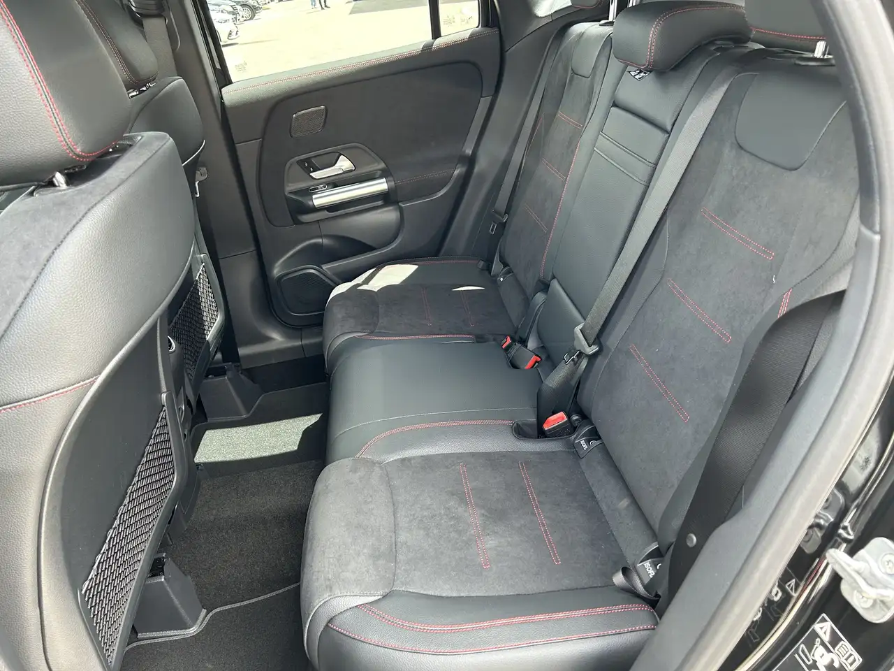 Mercedes-Benz GLA снимка Mercedes-Benz GLA