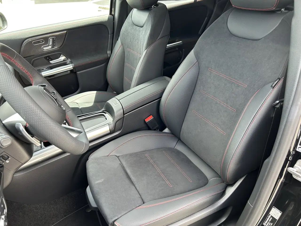 Mercedes-Benz GLA снимка Mercedes-Benz GLA