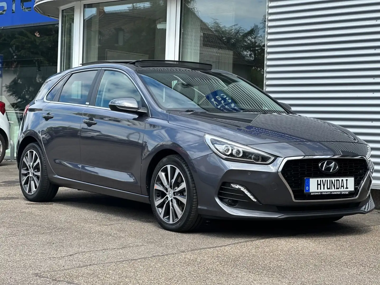 Hyundai i30 1,4 AT NAV/PANO/SHZ/LED/CAM/ACC/KEYLE./GARA. Grau - 2