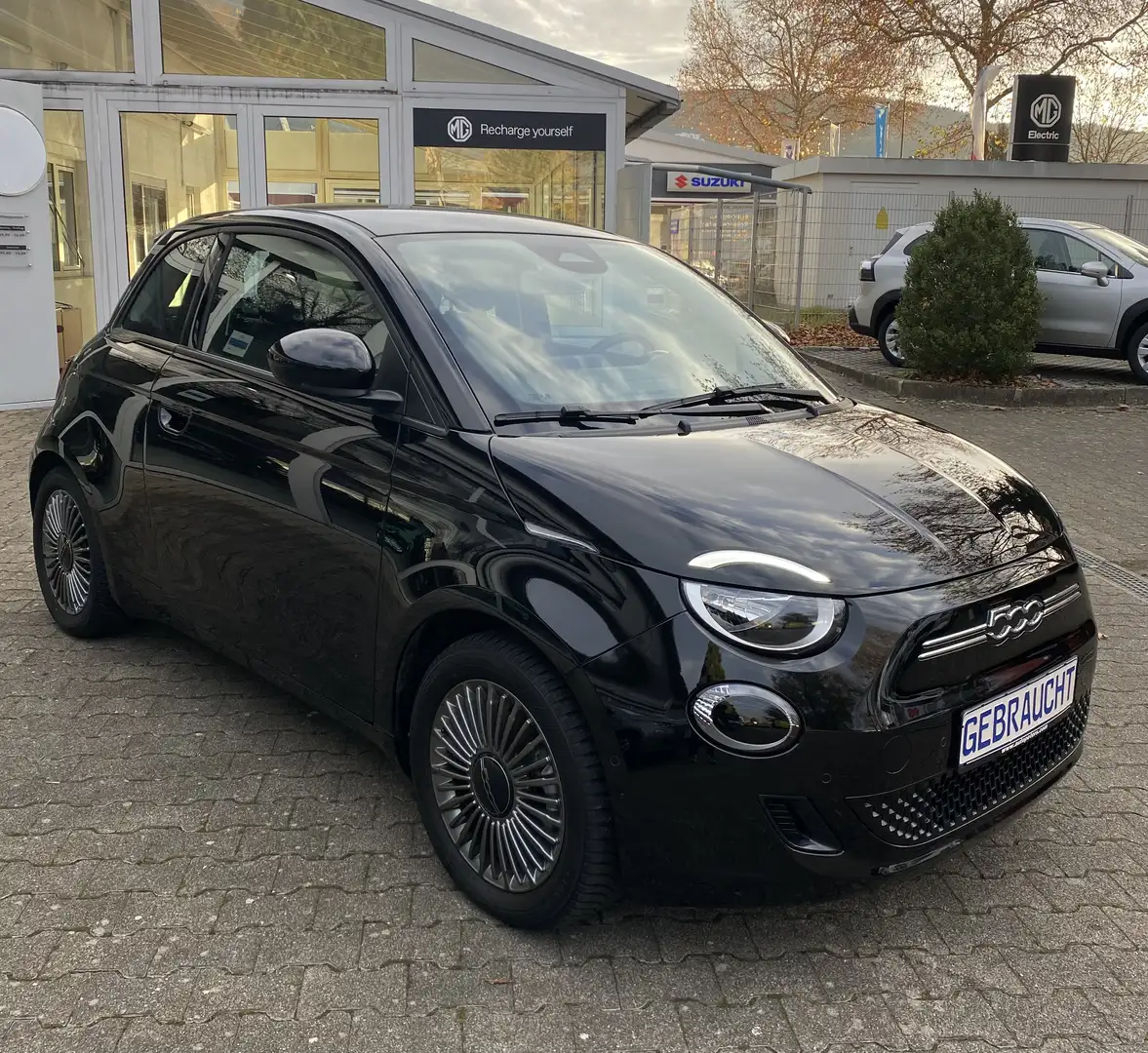 Fiat 500 500e Icon, grosser Akku 42 kWh, *Park-Paket*S-hzg Schwarz - 1