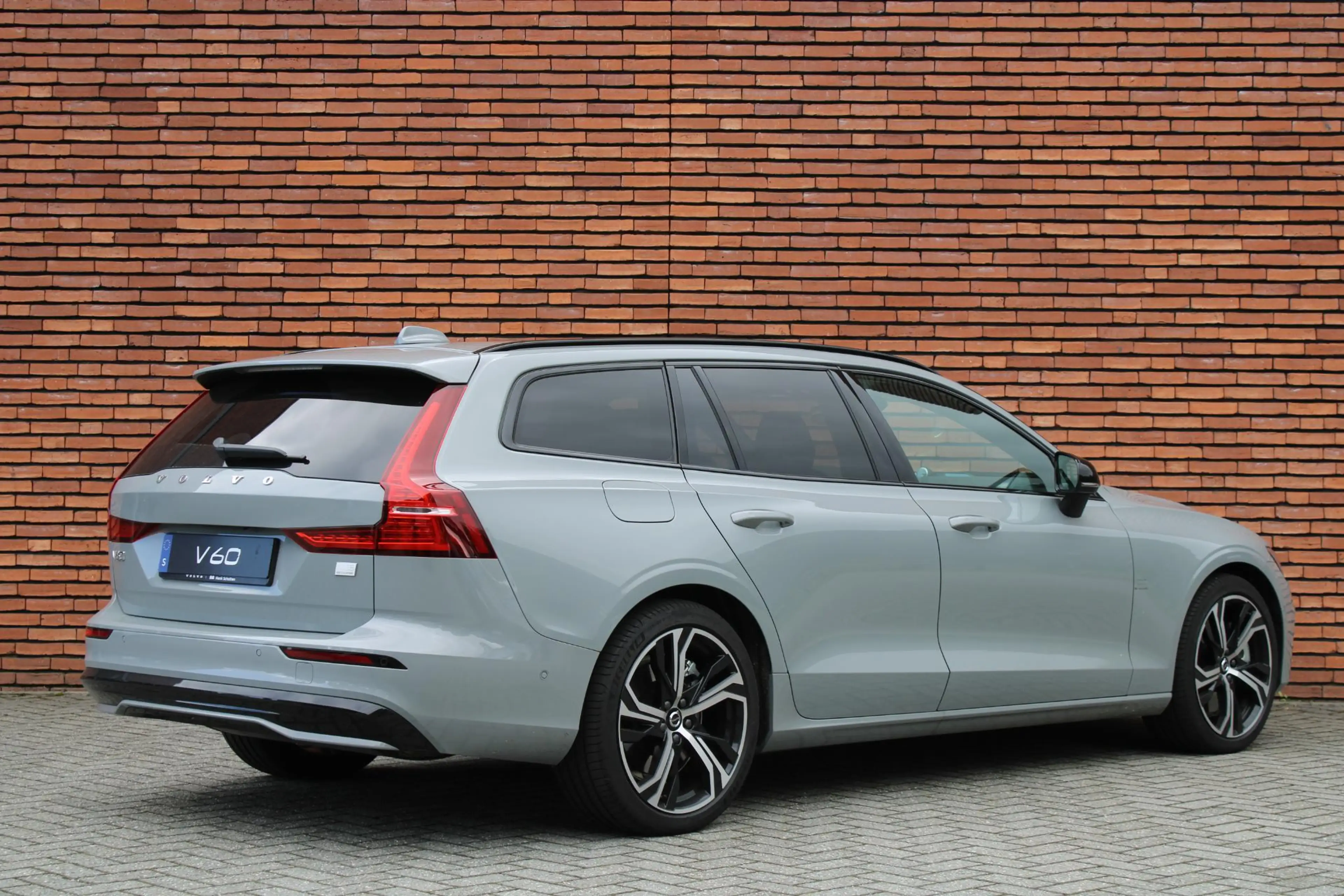 Volvo V60 2.0 T6 Plug-in hybrid AWD Ultra Dark | Panoramisch — photo 2