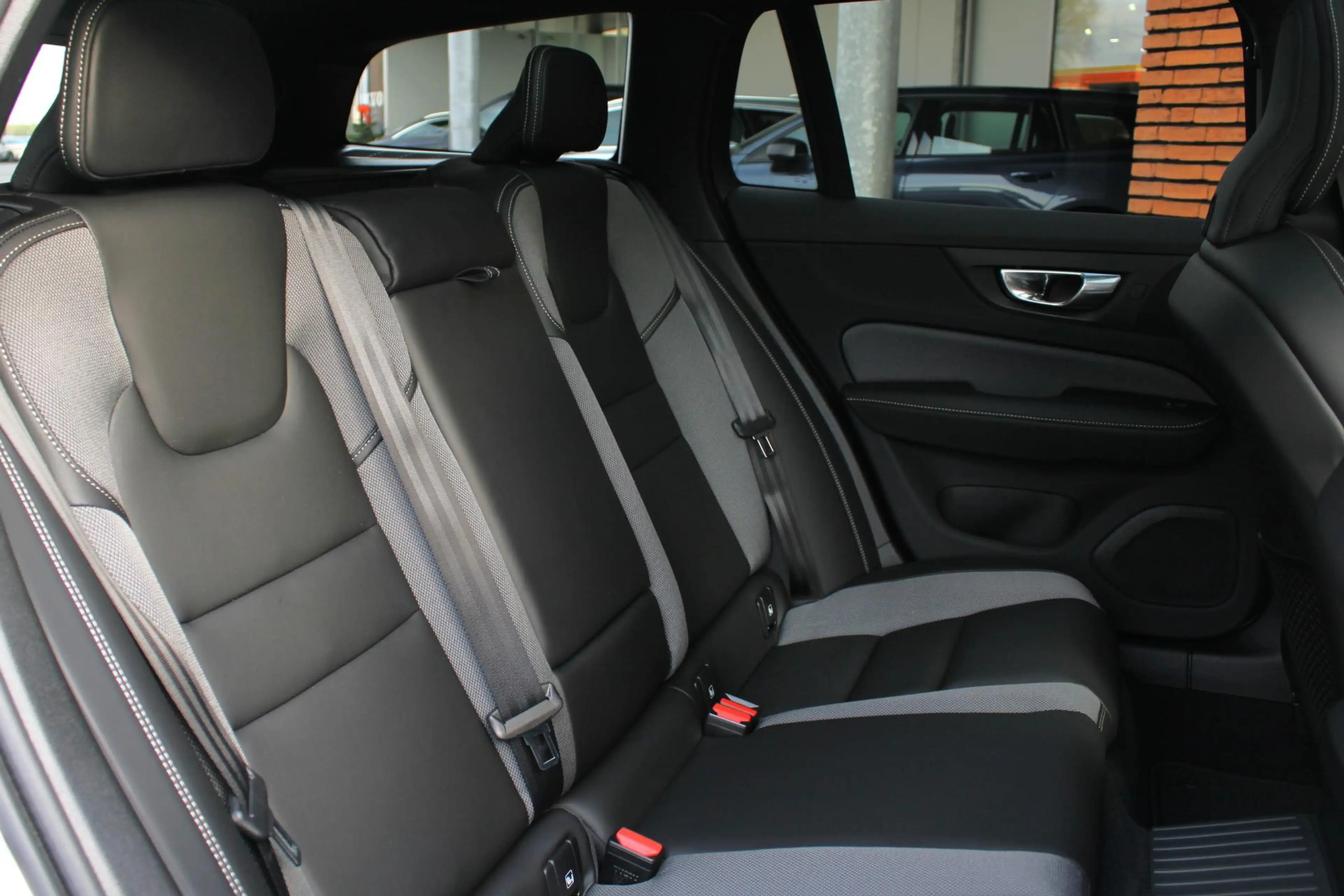 Volvo V60 2.0 T6 Plug-in hybrid AWD Ultra Dark | Panoramisch — photo 8
