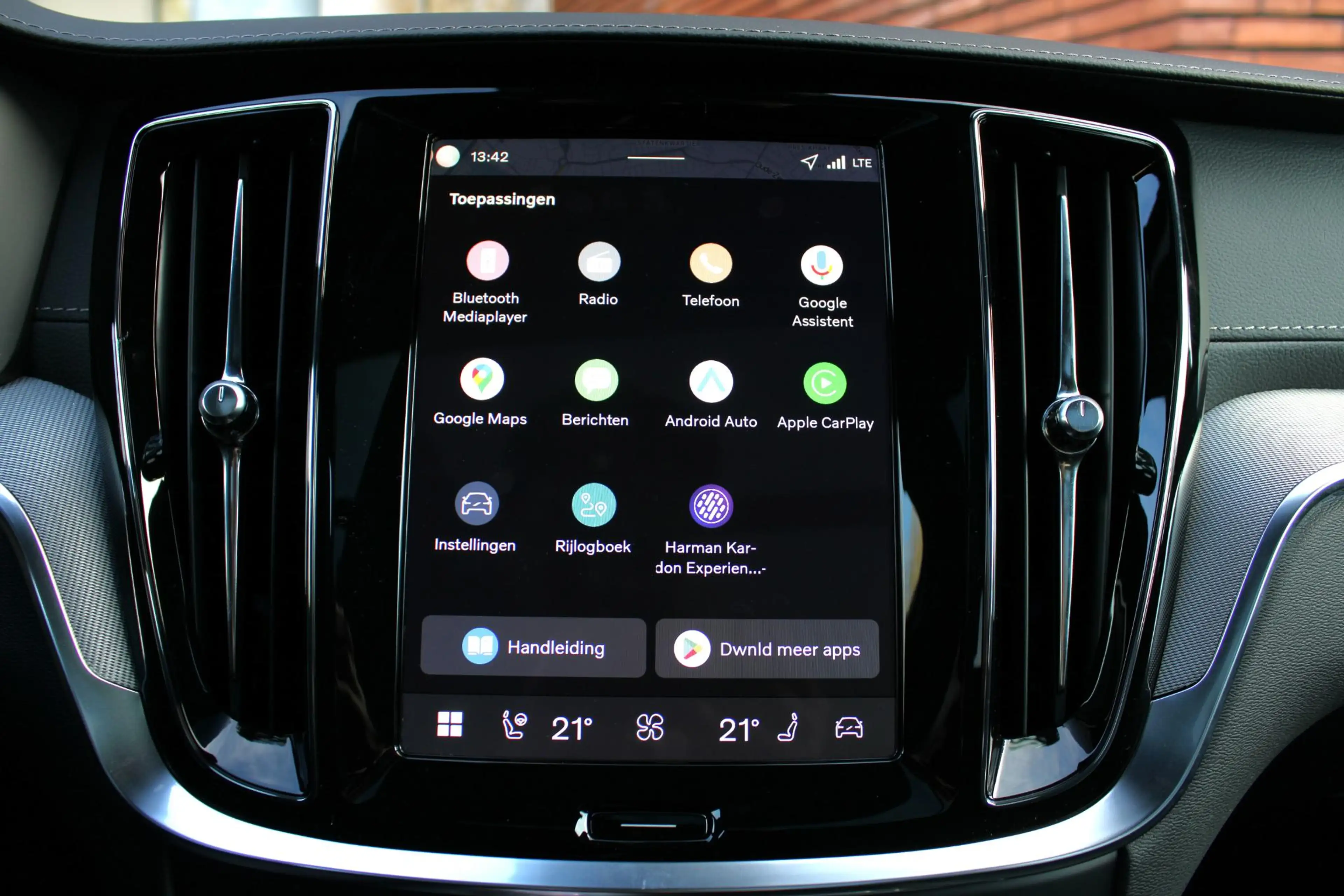Volvo V60 2.0 T6 Plug-in hybrid AWD Ultra Dark | Panoramisch — photo 10